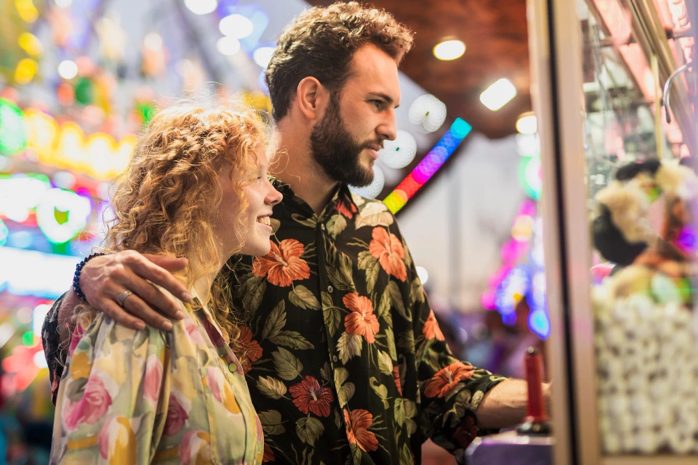 Pareja disfruta en la feria