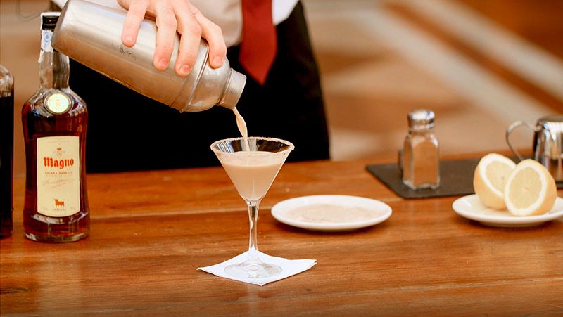 Cómo preparar un cocktail Brandy Alexander