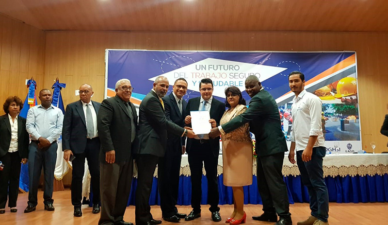 Senator Resorts recibe el certificado de empresa segura del Ministerio de Trabajo de la Rep&uacute;blica Dominicana - Senator Hotels &amp; Resorts