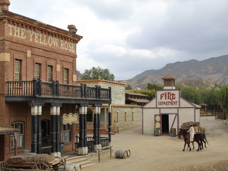 Poblado de Oasys Minihollywood con caballos y el desierto de fondo
