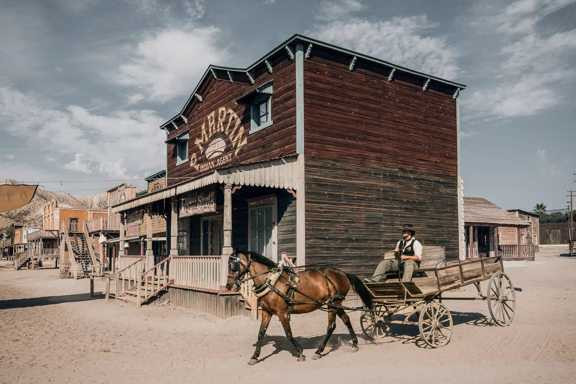 Poblado del oeste de MiniHollywood Oasys con carruaje de caballos y decorado del oeste.