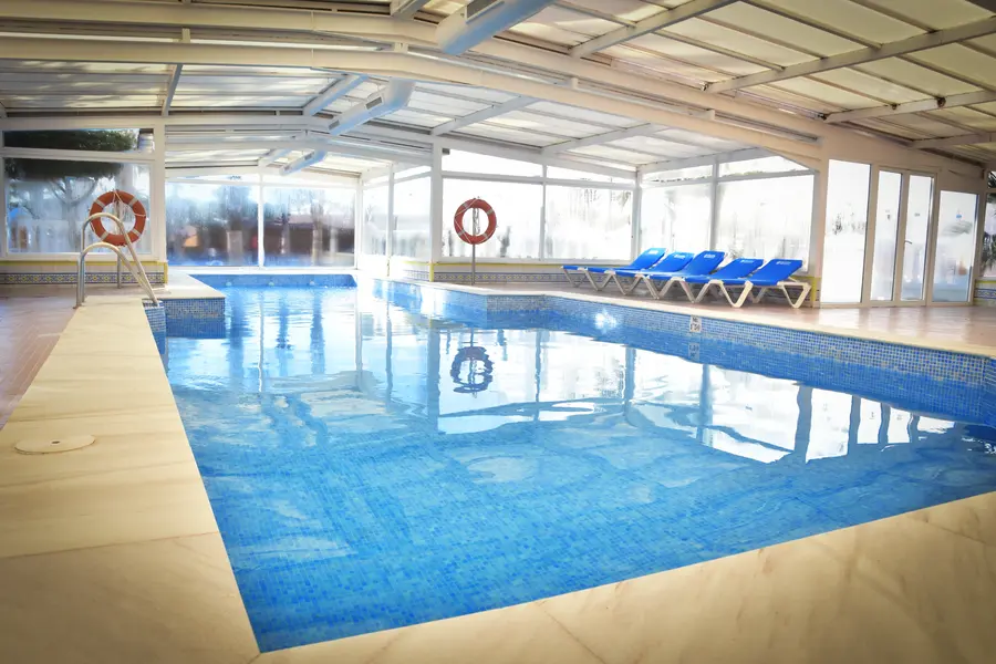 Piscina cubierta climatizada en Playacapricho Hotel (Roquetas de Mar)