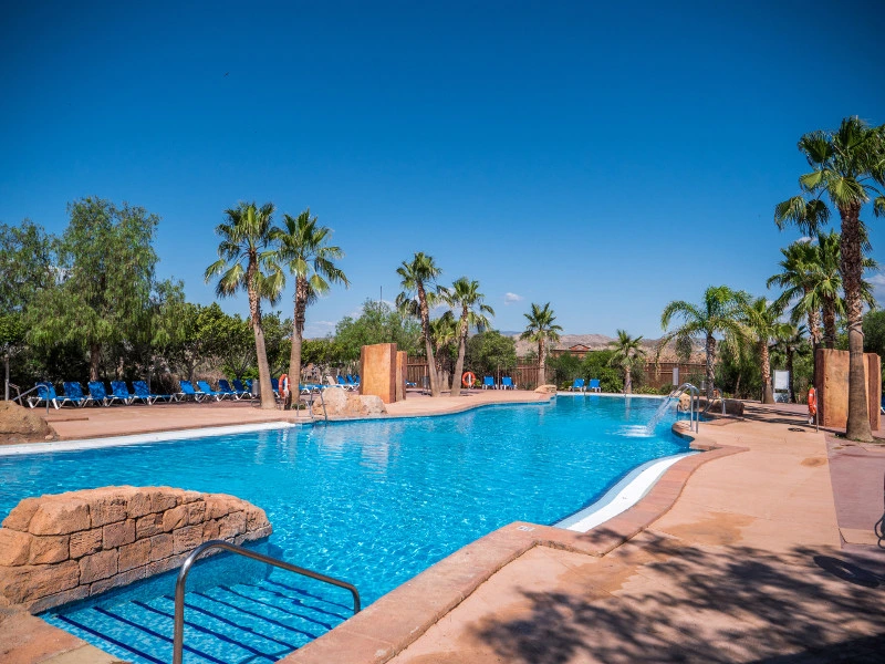 Piscina de la zona acuática en MiniHollywood Oasys con jacuzzi y toboganes