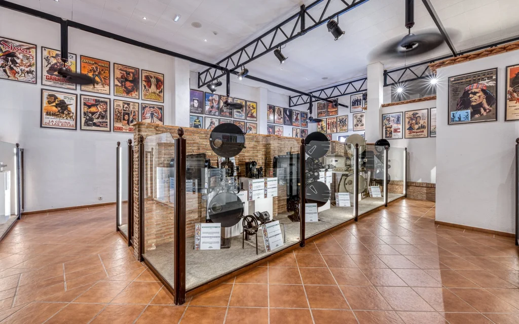 Espacio interior en el Museo del cine en MiniHollywood Oasys con cámaras antiguas y carteles de películas