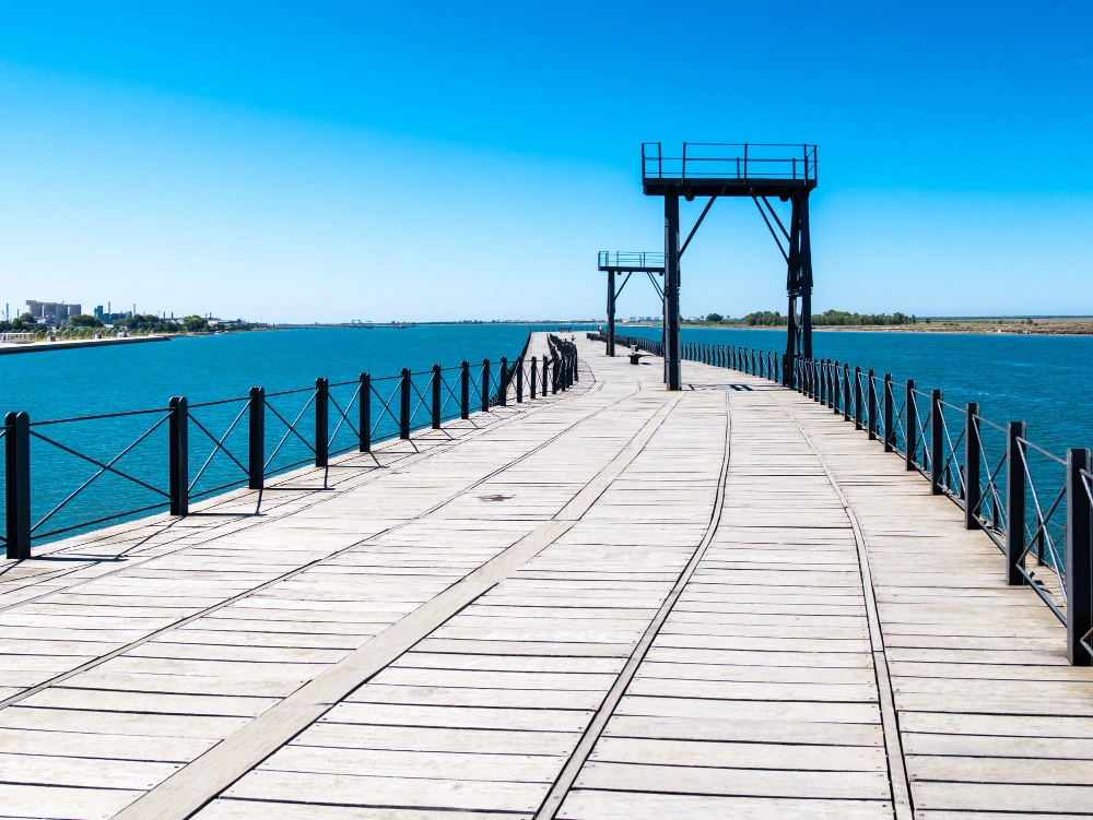 Muelle del Tinto (Huelva) de día con el Atlántico de fondo.