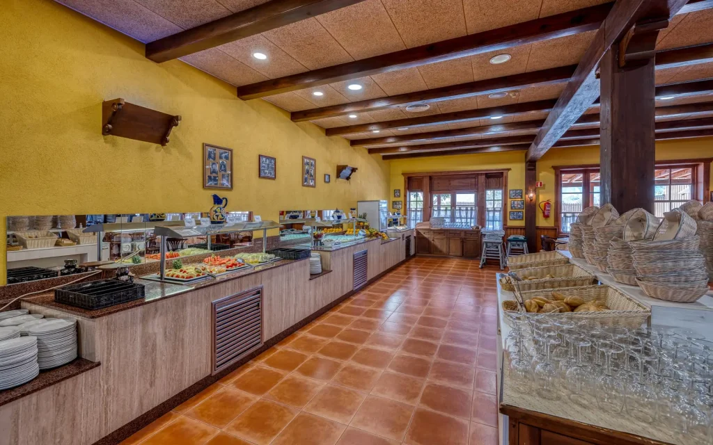 Restaurante buffet Arizona en MiniHollywood Oasys. Zona de postres y pan.