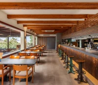 Cafetería La Reserva en MiniHollywood Oasys con mesas y barra.