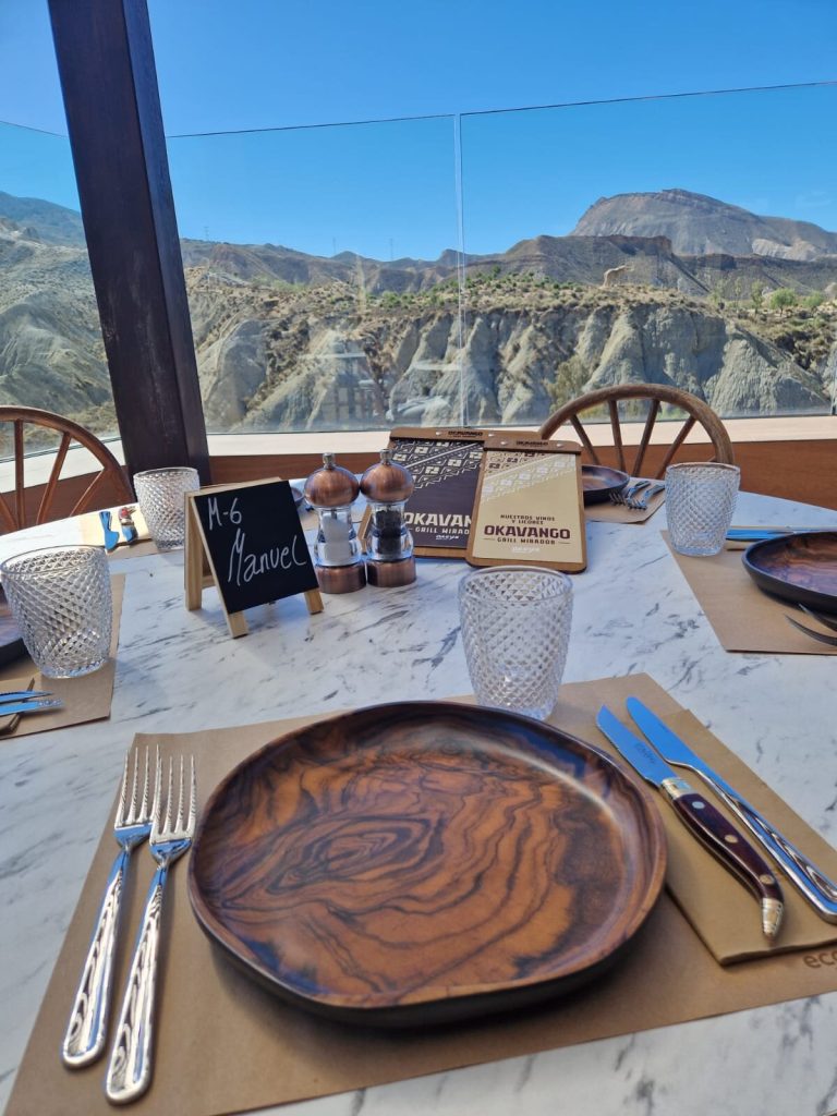 Oasys MiniHollywood inaugura un nuevo restaurante mirador con vistas a la &uacute;nica cascada del desierto - Senator Hotels &amp; Resorts