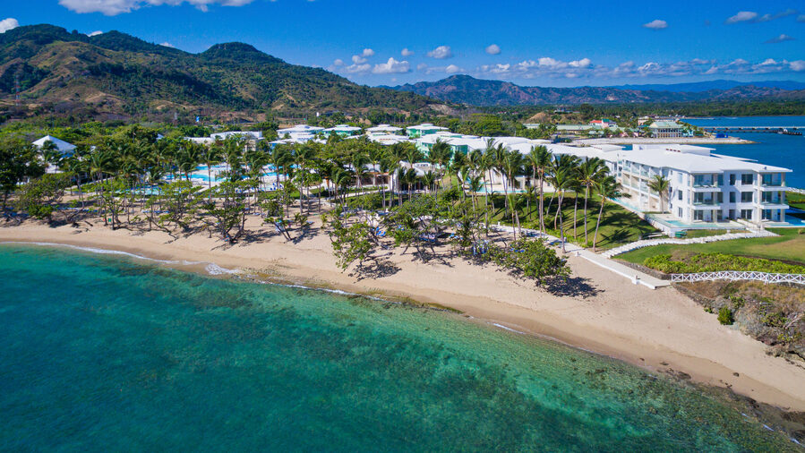 Vista aérea de la playa de Puerto Plata con vegetación y resort de fondo