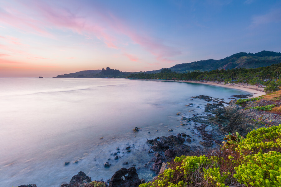 Atardecer en la playa de Puerto Plata con vegetación 