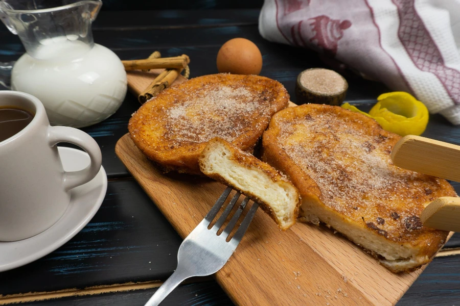 Torrijas de Semana Santa junto a ralladura de limón y taza de café
