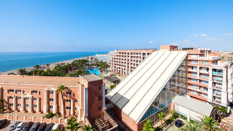 PlayaCapricho Hotel vista a&eacute;rea exterior con el mar de fondo