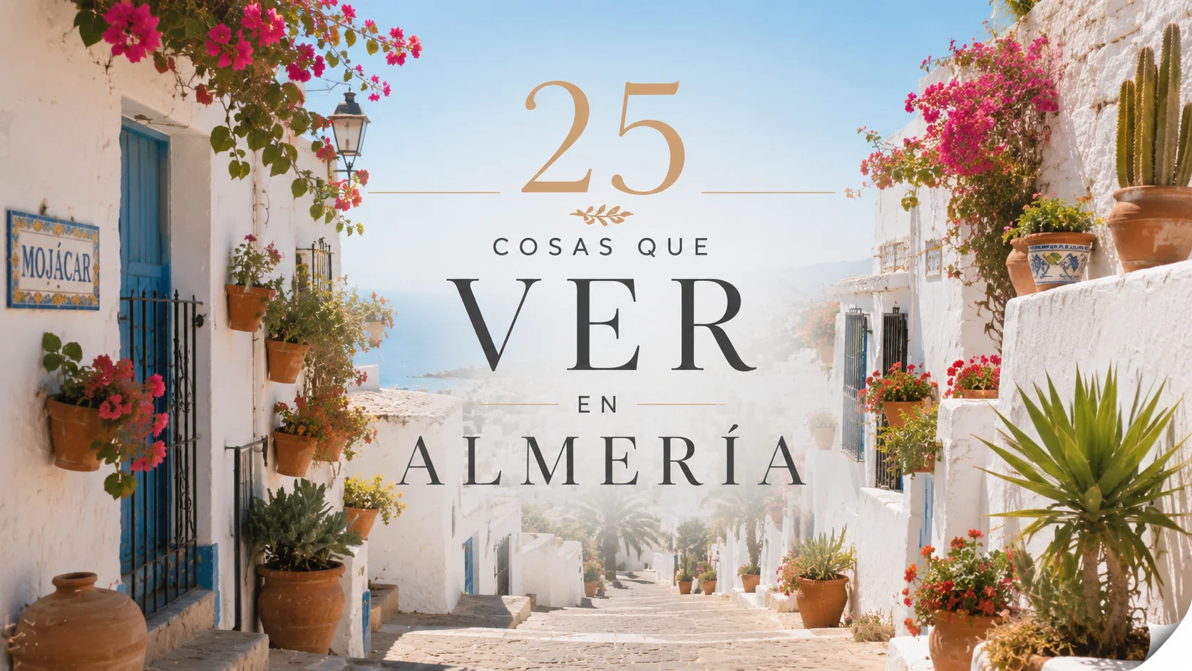 Foto de portada de post de 25 cosas que hacer en Almer&iacute;a en 2026 con Moj&aacute;car de fondo y la zona del pueblo con macetas de colores y casas blancas