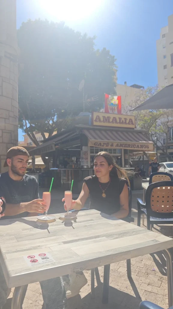 Almer&iacute;a centro, Kiosko Amalia. Dos chicos beben un americano de verano con el Kiosko de fondo.