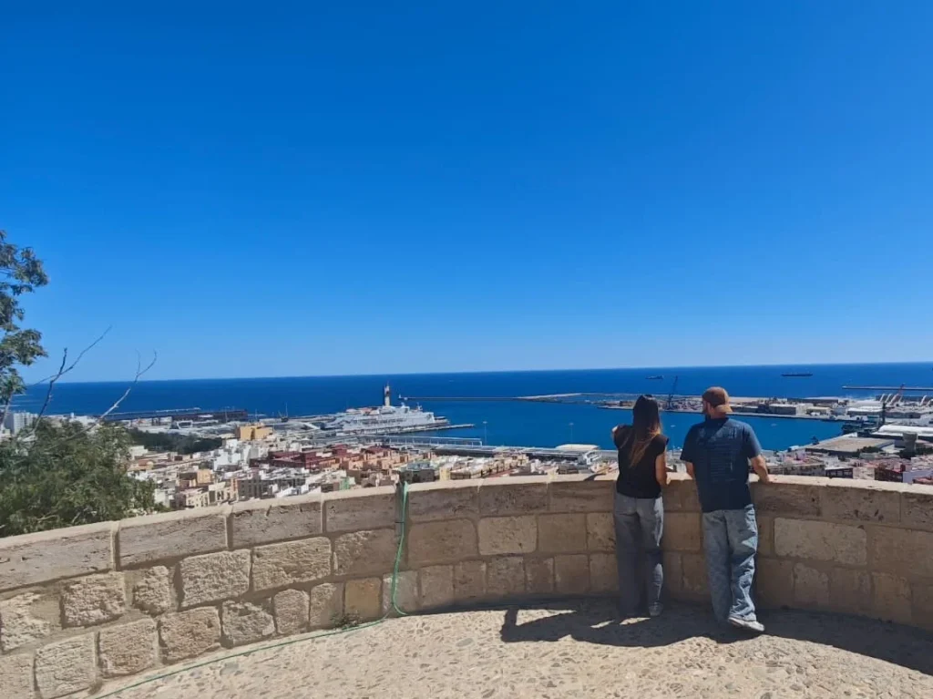Mirador de Almería (Cerro de San Cristóbal) con el mar de fondo