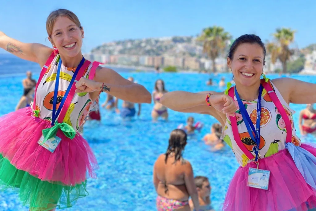 Animadores de Playac&aacute;lida Hotel en la piscina panor&aacute;mica en Almu&ntilde;&eacute;car