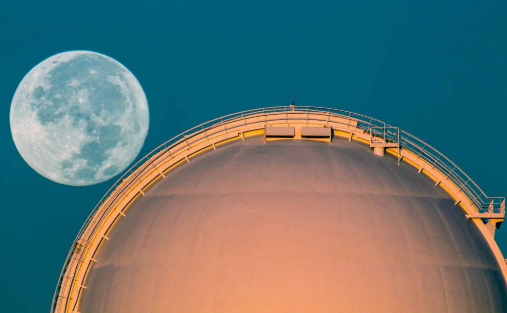 Foto de noche desde el Calar Alto de Almer&iacute;a donde se ve la luna