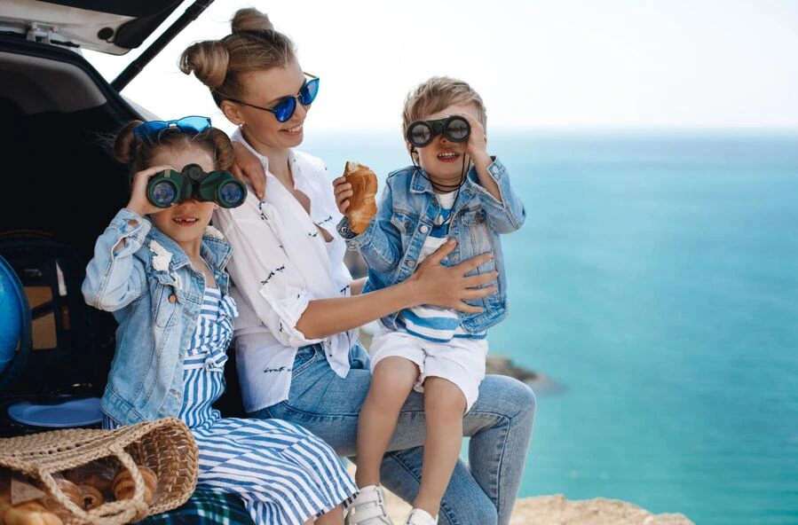 Familia feliz en sus vacaciones en la playa - Playa Hoteles