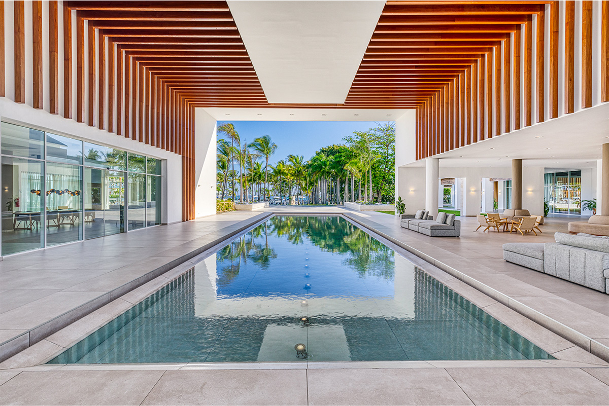 Hall de Senator Puerto Plata con gran fuente con agua