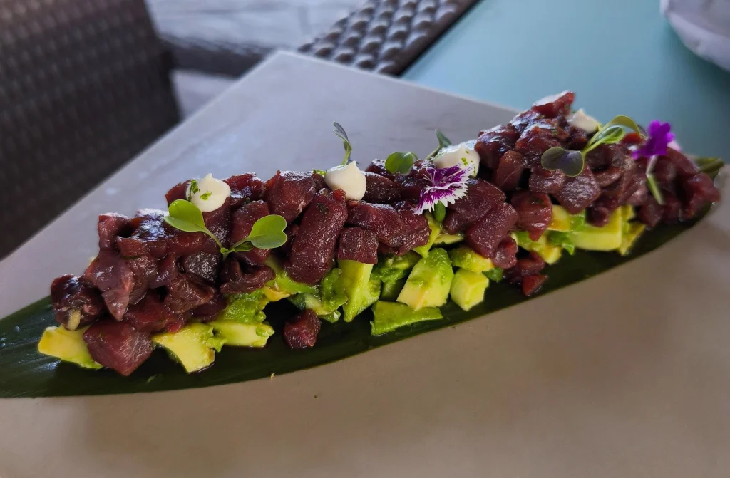 Tartar de at&uacute;n rojo de almadraba con base de aguacate en restaurante Naos Costa Ballena