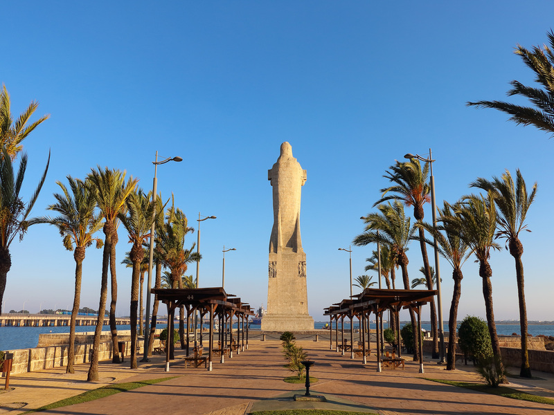 Monumento a Colón (Monumento a la Fe Descubridora) junto a las marismas del río Odiel en la Rábida, en Huelva
