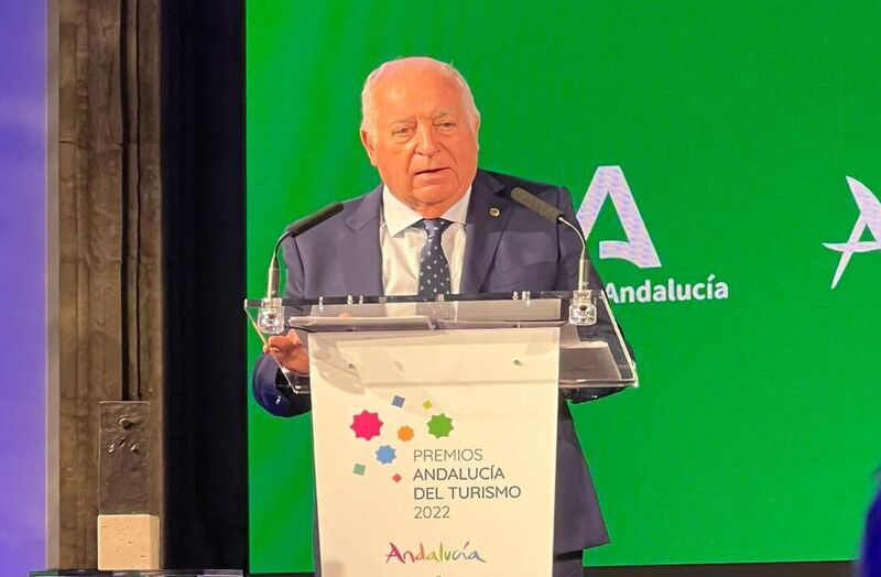 JOS&Eacute; M&ordf; ROSSELL RECIBE UN PREMIO A SU TRAYECTORIA EMPRESARIAL TUR&Iacute;STICA - Senator Hotels &amp; Resorts