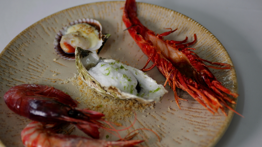 Susurros de mar y fuego plato