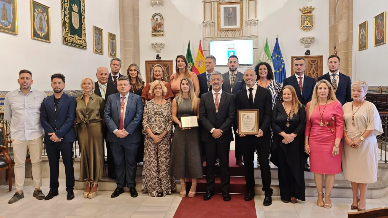 Foto de familia de la entrega de la Urta de Oro 2026 a Playaballena Hotel en Rota, Cádiz.