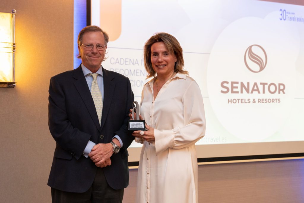 Marta Galdo, Directora de Comunicaci&oacute;n de Senator Hotels & Resorts recoge el galard&oacute;n.