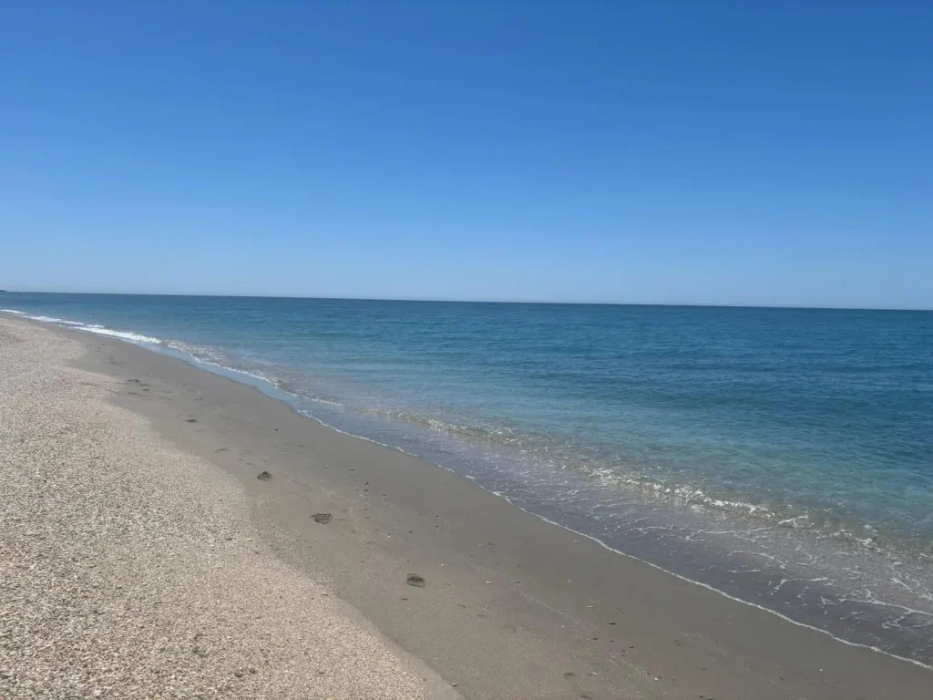 Orilla de la Playa de las salinas de Cabo de Gata