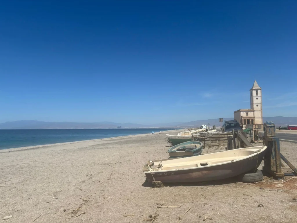 Foto de las playa Salinas de Cabo de Gata en Almer&iacute;a con barcas