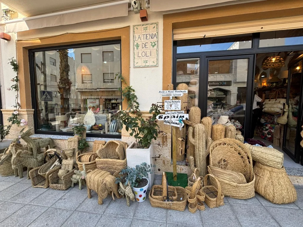 Imagen de la fachada de La Tienda de Loli de Artesan&iacute;as en N&iacute;jar