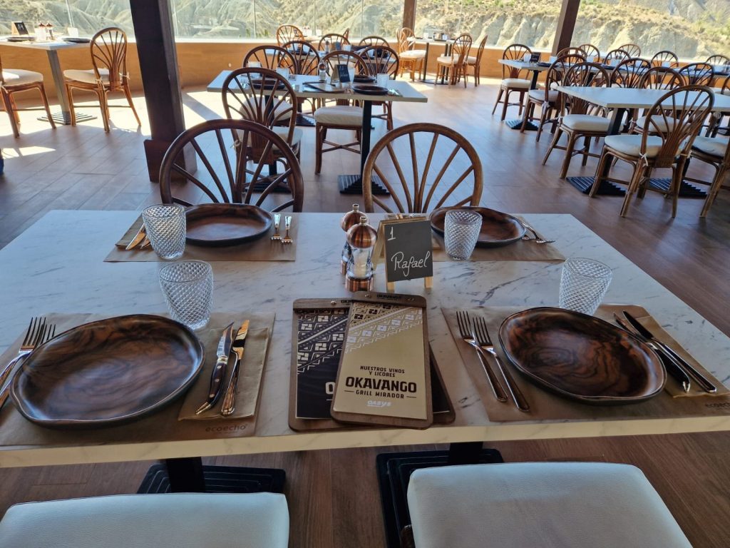 Oasys MiniHollywood inaugura un nuevo restaurante mirador con vistas a la &uacute;nica cascada del desierto - Senator Hotels &amp; Resorts