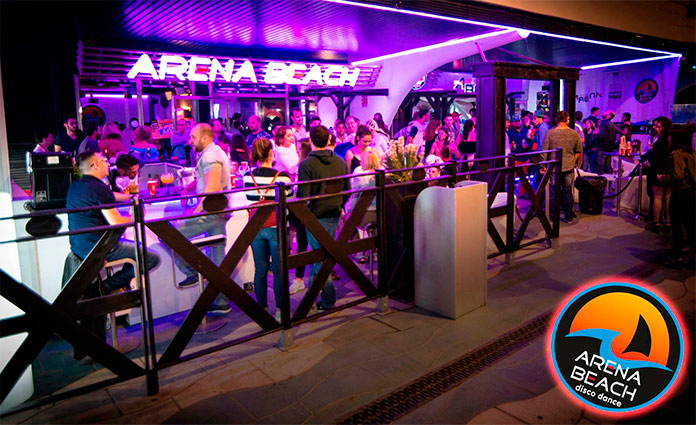Gente disfrutando en el Arena Beach Disco playa