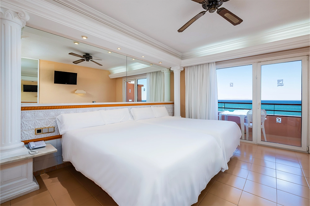alojamiento-cena-fin-de-año-playacapricho-almeria habitación doble con vistas la mar