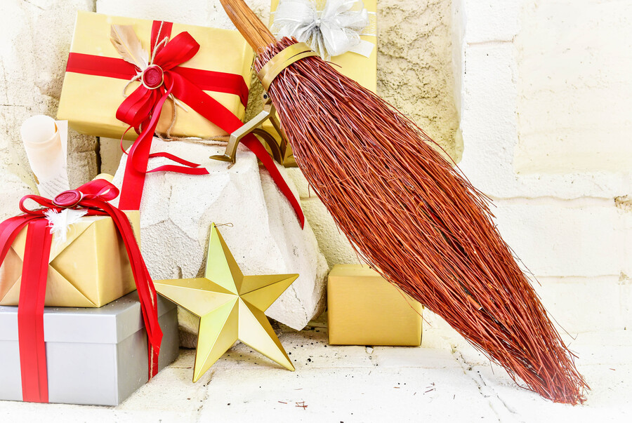 Escoba escondida navidad noruega tradición
