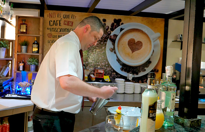 Barman del Playacapricho Hotel