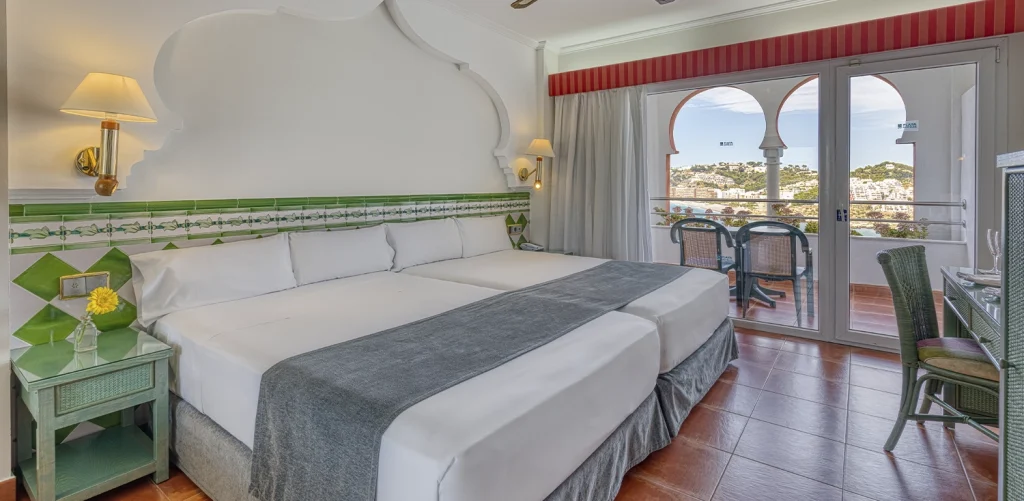 cruces-de-mayo-granada-hotel-playacalida-habitacion