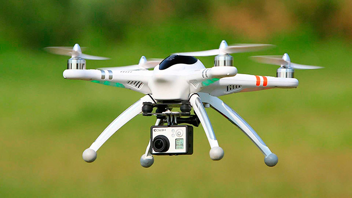 Dron con cámara de acción en pleno vuelo