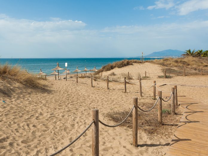 Dunas de Artola en Málaga con mar y vegetación de fondo