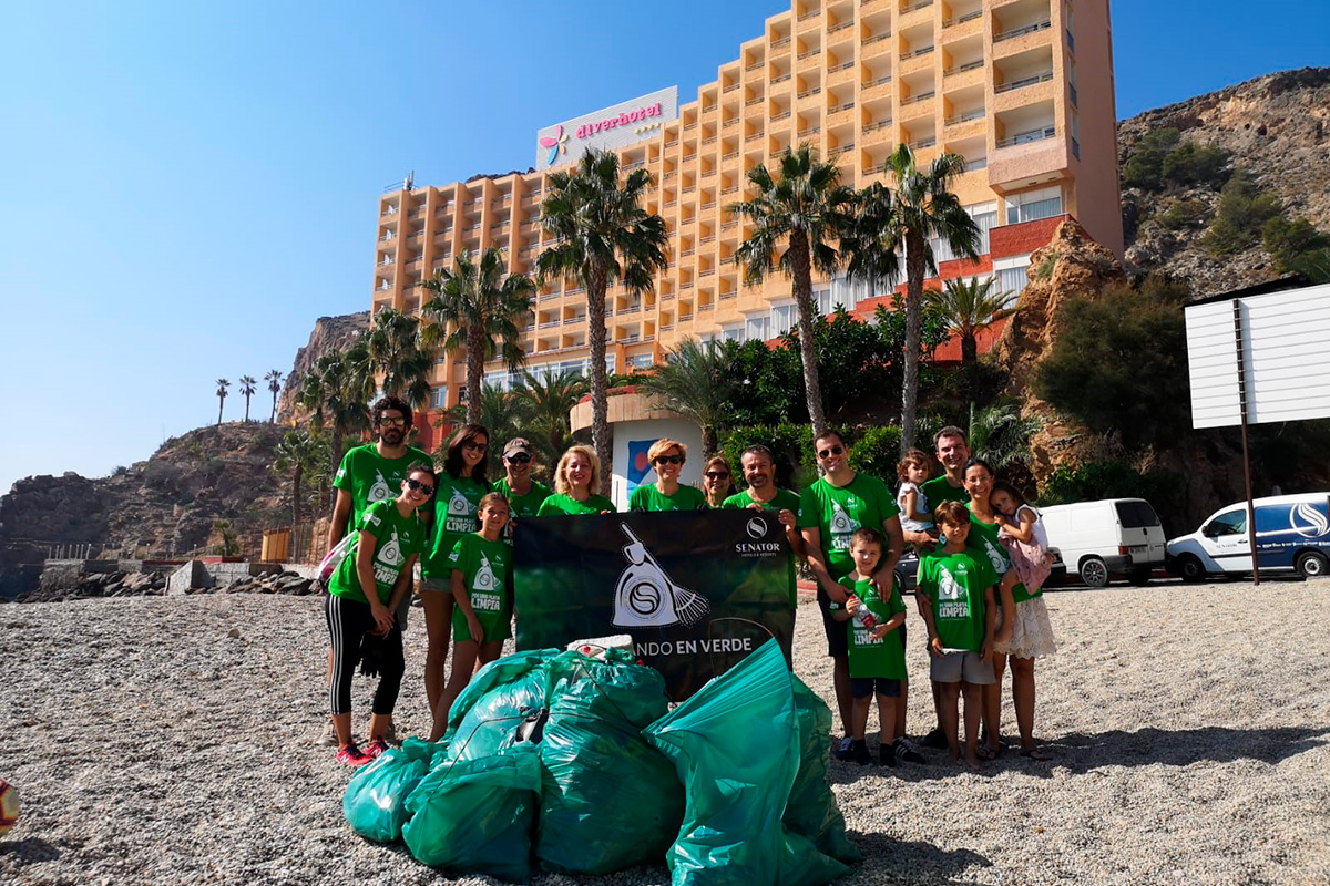 Voluntarios de Senator Hotels &amp; Resorts participan en la limpieza de la playa El Palmer - Senator Hotels &amp; Resorts