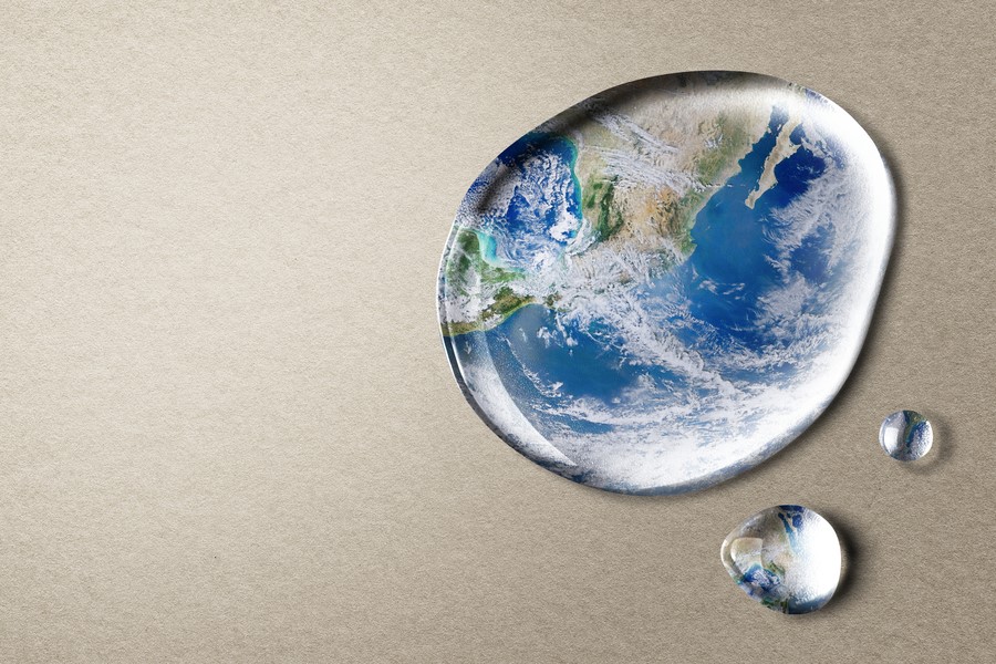 Representación del mundo en una gota de agua. Día Mundial del Agua 2024.
