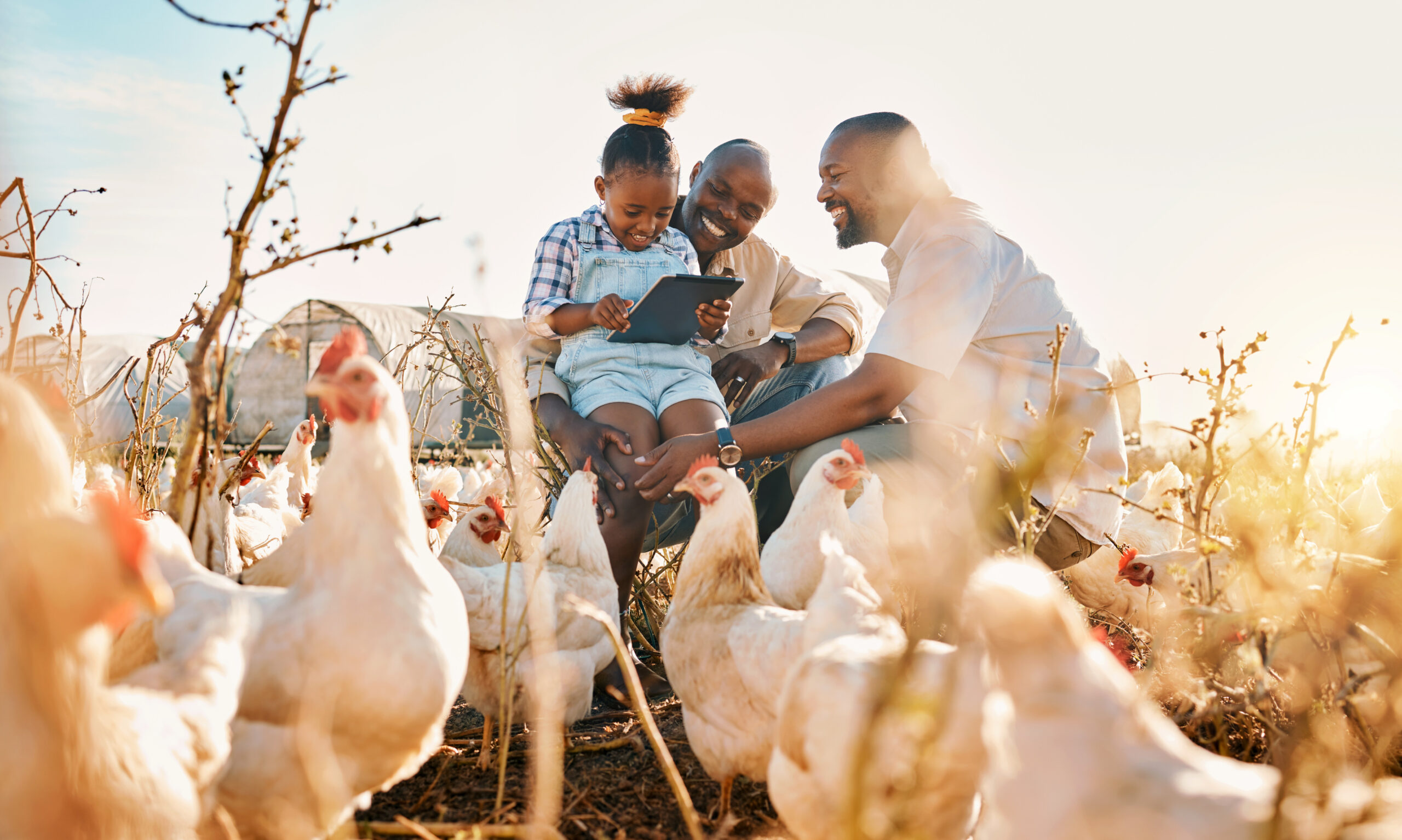 Familia lgtb en granja con su hija
