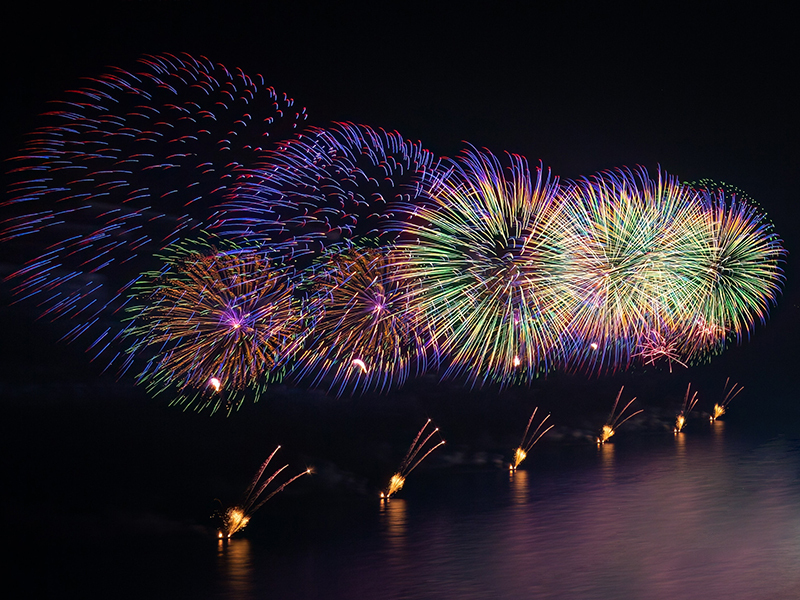 Fuegos artificiales de varios colores