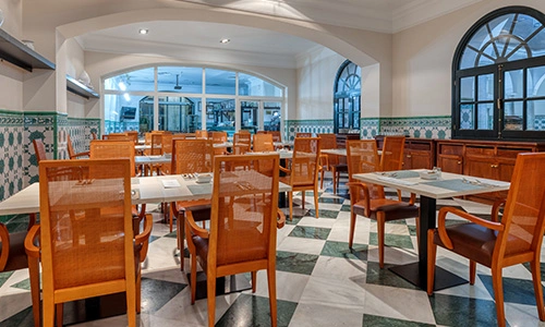 Comedor elegante con mesas y sillas de madera.