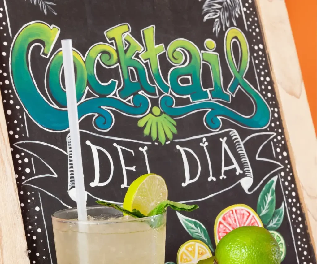 Cartel con el texto &ldquo;Catrivip&rdquo; y &ldquo;Deli Deli Deli&rdquo; junto a bebida c&iacute;trica