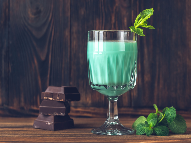 Cocktail Chocmint de color verde con menta y hierbabuena