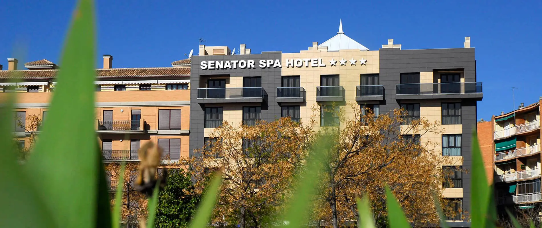 Hotel &ldquo;Senator Spa Hotel&rdquo; con fachada y letras en el edificio, al aire libre.