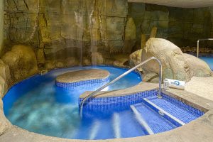 Piscina de cantos rodados en las instalaciones de Senzia Spa Granada en Senator Granada Hotel