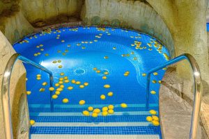 Piscina de frutas con limones flotando en Senzia Spa Granada en Senator Granada Hotel
